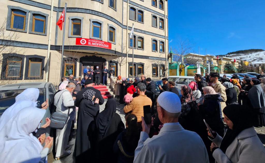 UMRE YOLCULARI MUKADDES TOPRAKLARA DUALARLA UĞURLANDI